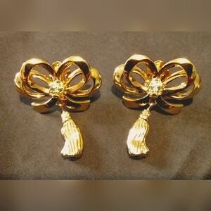 VTG Designer Goldtone Clip On Earrings Double Bow Dangle Tassel 80's